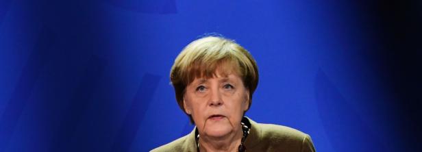 Angela Merkel vor einem blauen Hintergrund.