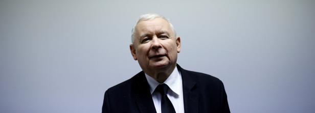 Porträt von Jarosław Kaczyński vor einem hellen Hintergrund.
