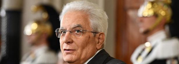 Sergio Mattarella, der italienische Staatspräsident, blickt zur Seite.