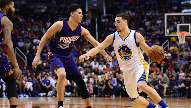 Klay Thompson von den Golden State Warriors dribbelt den Ball während eines Basketballspiels.