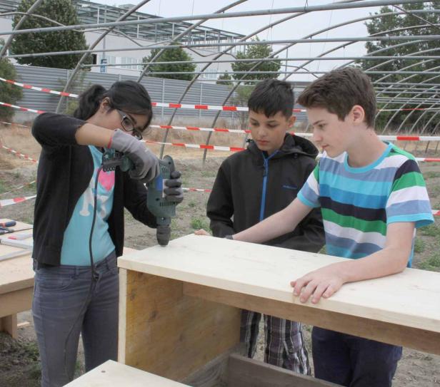 Jugendliche bauen Stadtmöbel im Donaufeld