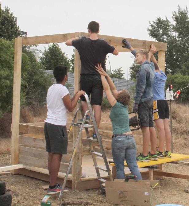 Jugendliche bauen Stadtmöbel im Donaufeld