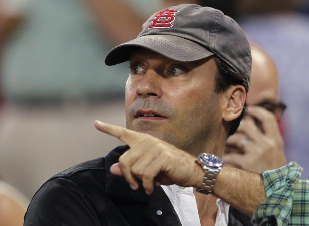 Jon Hamm zeigt mit dem Finger auf etwas abseits des Bildes.
