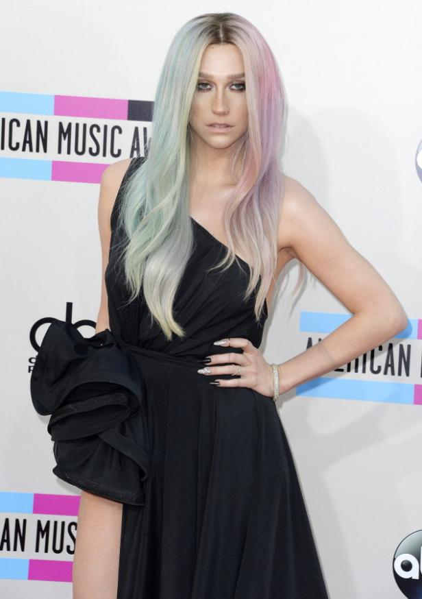 Kesha in einem schwarzen Kleid bei den American Music Awards.