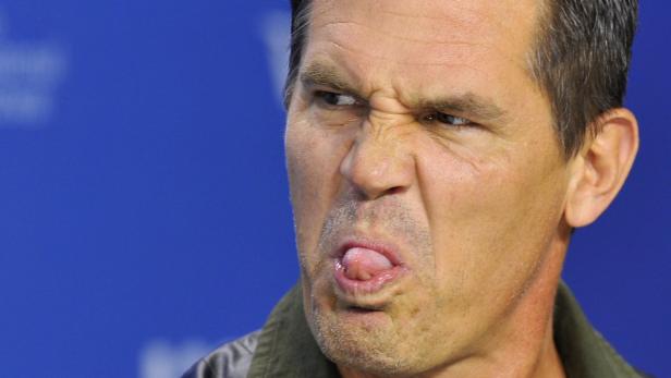 Das Gesicht von Josh Brolin ist zu einer Grimasse verzogen, während er seine Zunge herausstreckt.