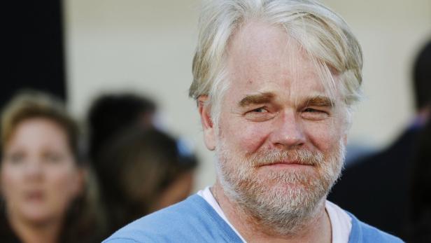 Porträt von Philip Seymour Hoffman mit grauem Haar und Bart.