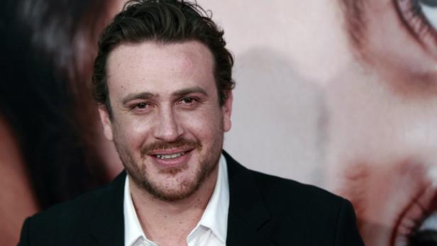 Porträt von Jason Segel auf einem roten Teppich.