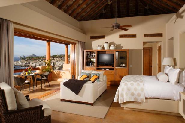 Ein luxuriöses Hotelzimmer mit Meerblick und einem gedeckten Tisch auf dem Balkon.