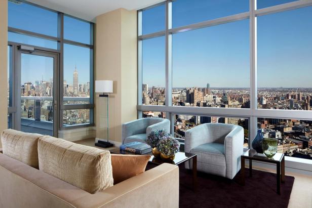 Ein Wohnzimmer mit Blick auf die Skyline von New York City mit dem Empire State Building.