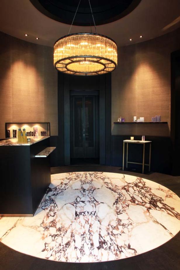 Ein Innenraum mit Marmorboden und einem auffälligen Kronleuchter.