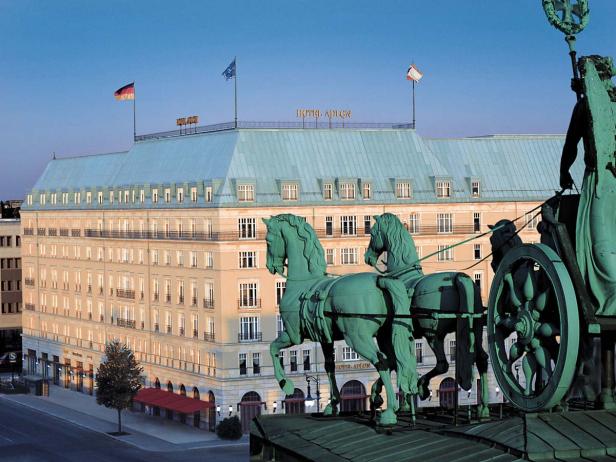 Das Hotel Adlon in Berlin, gesehen von der Quadriga auf dem Brandenburger Tor.