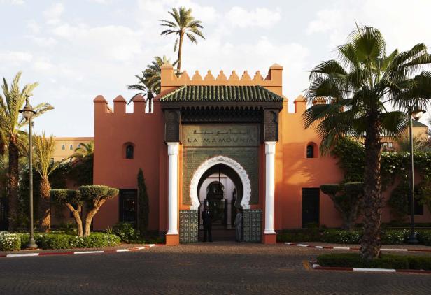 Das La Mamounia Hotel in Marrakesch mit seiner markanten Architektur und üppigen Vegetation.