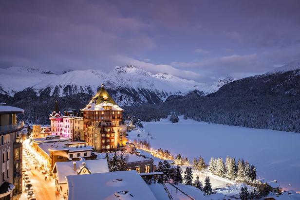 Blick auf St. Moritz im Winter mit verschneiten Bergen im Hintergrund.