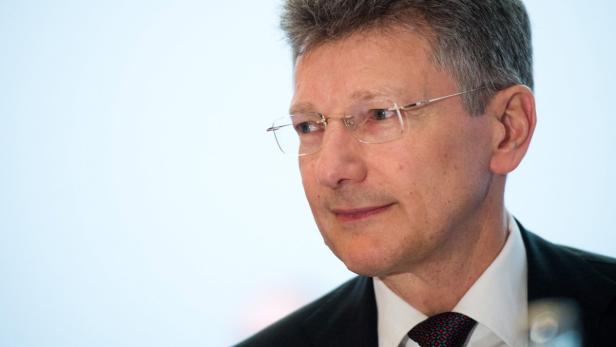 Ein Mann mit Brille und Anzug blickt zur Seite.