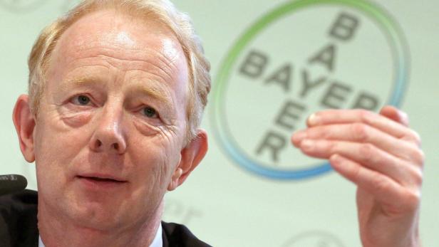 Ein Mann mit rötlichen Haaren vor dem Bayer-Logo.