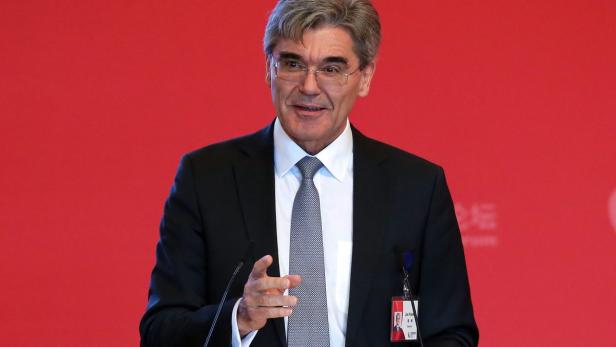 Joe Kaeser spricht vor einem roten Hintergrund.