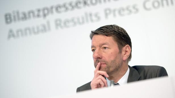 Ein Mann in einem Anzug denkt nach, im Hintergrund steht „Bilanzpressekonferenz“.
