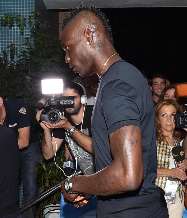 Mario Balotelli wird von Reportern und Kameraleuten umringt.