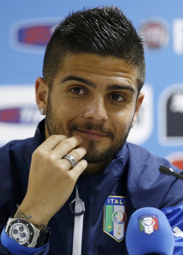 Ein Mann mit Bart und Ohrring trägt eine Jacke des italienischen Fußballteams.