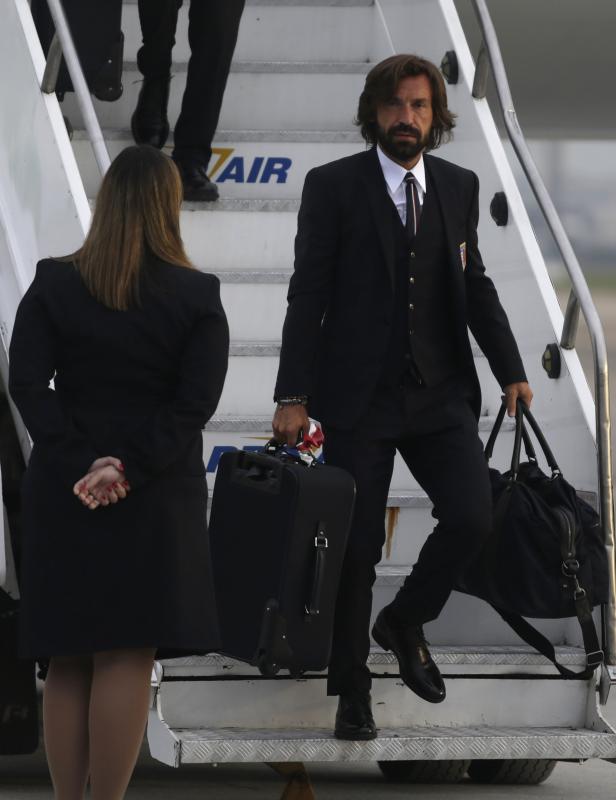 Andrea Pirlo steigt mit Gepäck aus einem Flugzeug.