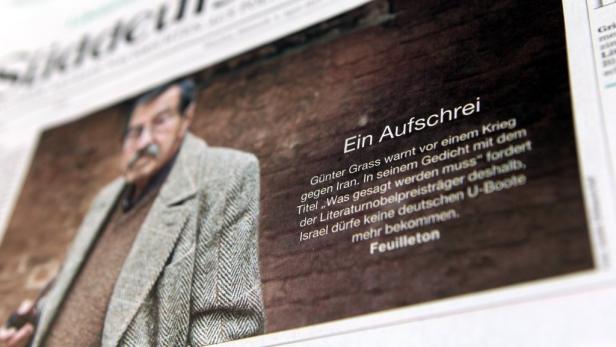 EPAepa03170644 A close-up picture showing a photograph of writer Guenter Grass on the title page of the newspaper Sueddeutsche Zeitung in Munich, Bavaria, 04 April 2012. Nobel literature laureate Grass criticised Israels Iran policy in a poem which was pu