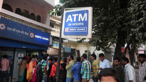 Indien: Alte Geldscheine wertlos, zu wenig neue da