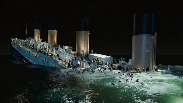 Die sinkende Titanic mit Menschen im Wasser unter einem Sternenhimmel.