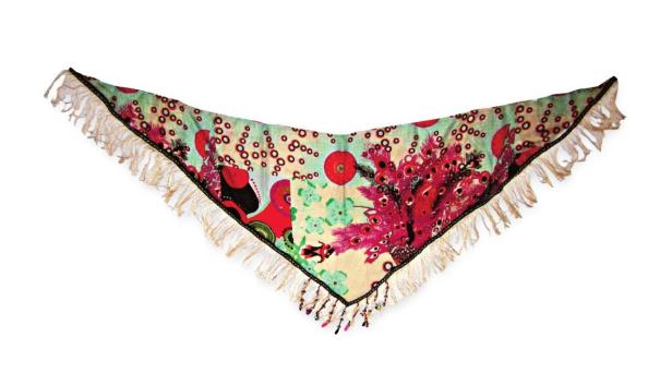 Ein dreieckiges Tuch mit Fransen und einem Muster aus Blumen und Kreisen.