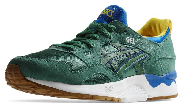 Ein grüner Asics Gel-Lyte III Sneaker mit blauen und gelben Akzenten.