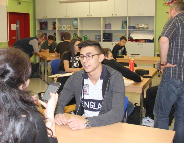Ein Klassenzimmer mit Schülern und einem Lehrer.