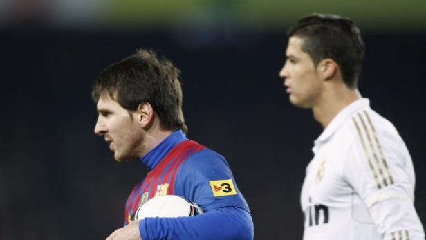 Lionel Messi und Cristiano Ronaldo bei einem Fußballspiel.