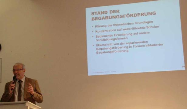 Ein Mann hält eine Präsentation über Begabungsförderung.