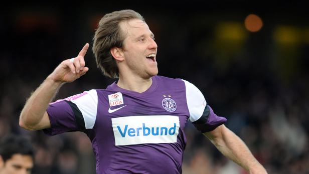 Ein Fußballspieler von Austria Wien jubelt mit erhobenem Zeigefinger.