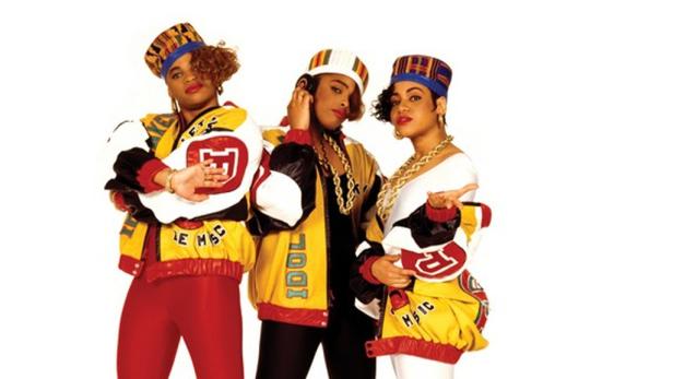 Das Hip-Hop-Trio Salt-N-Pepa posiert in farbenfrohen Jacken und passenden Hüten.