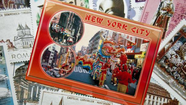 Eine Postkarte von New York City mit Bildern einer Parade im Chinatown.