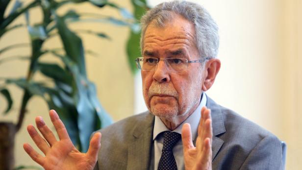 Alexander Van der Bellen gestikuliert mit beiden Händen.
