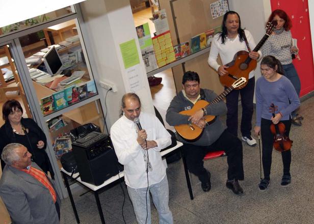 Eine Gruppe von Musikern spielt Gitarre und Geige bei einer Veranstaltung.