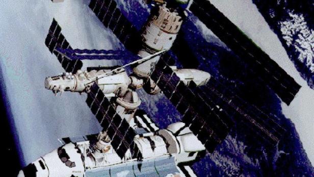 Die Internationale Raumstation über der Erde.