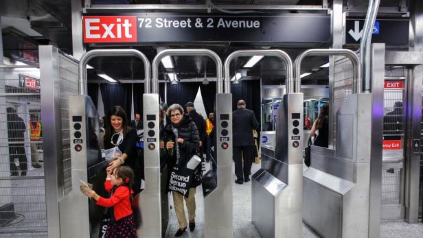 Menschen verlassen die U-Bahn-Station 72nd Street & 2nd Avenue in New York.