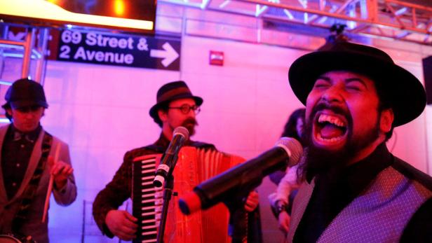 Eine Band spielt in einer U-Bahn-Station an der 69th Street & 2nd Avenue.