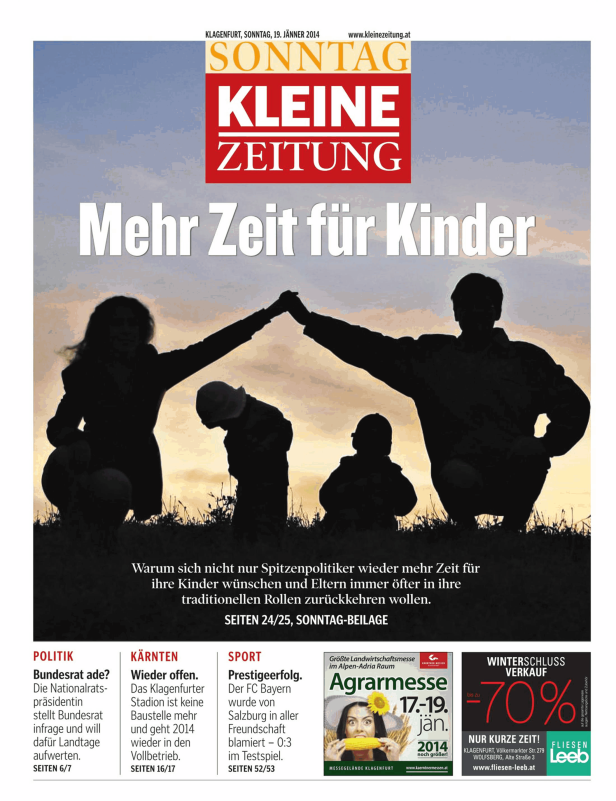 Eine Familie bildet mit ihren Armen eine Hausform im Gegenlicht.
