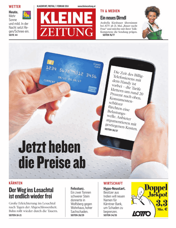Eine Hand hält eine Kreditkarte und ein Smartphone vor einer Zeitung mit der Schlagzeile „Jetzt heben die Preise ab“.