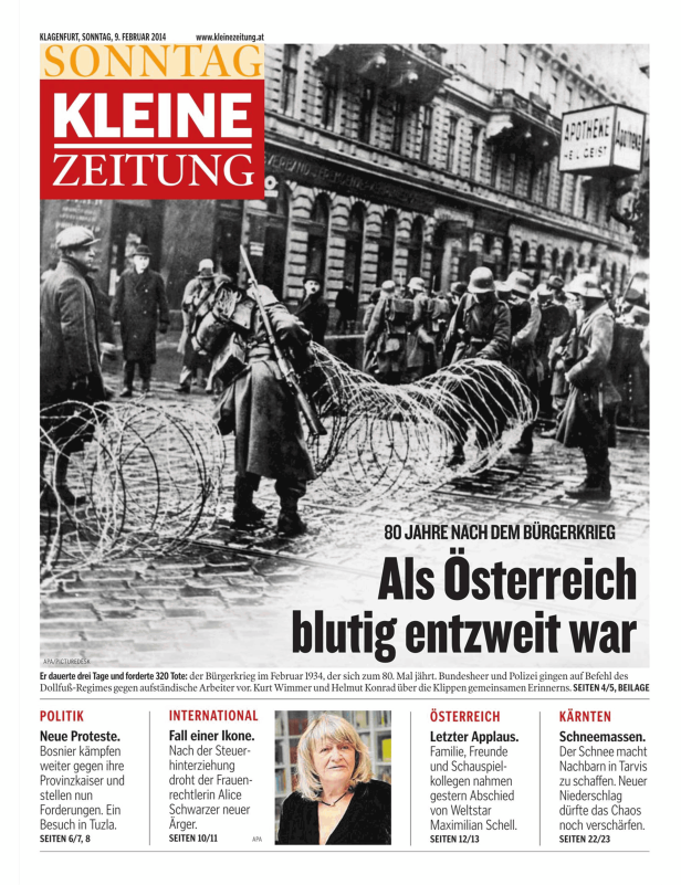 Eine Schwarzweißaufnahme von Soldaten und Stacheldraht während des österreichischen Bürgerkriegs.