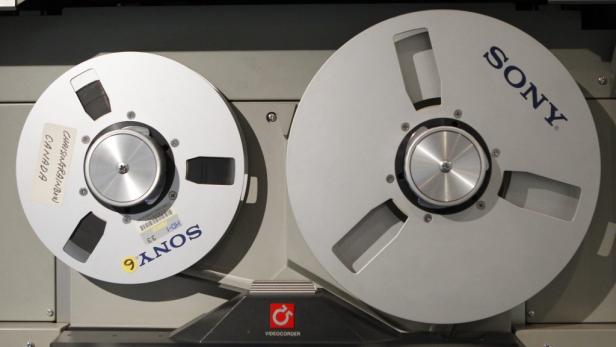 Zwei Sony-Bandspulen auf einem Videorekorder.