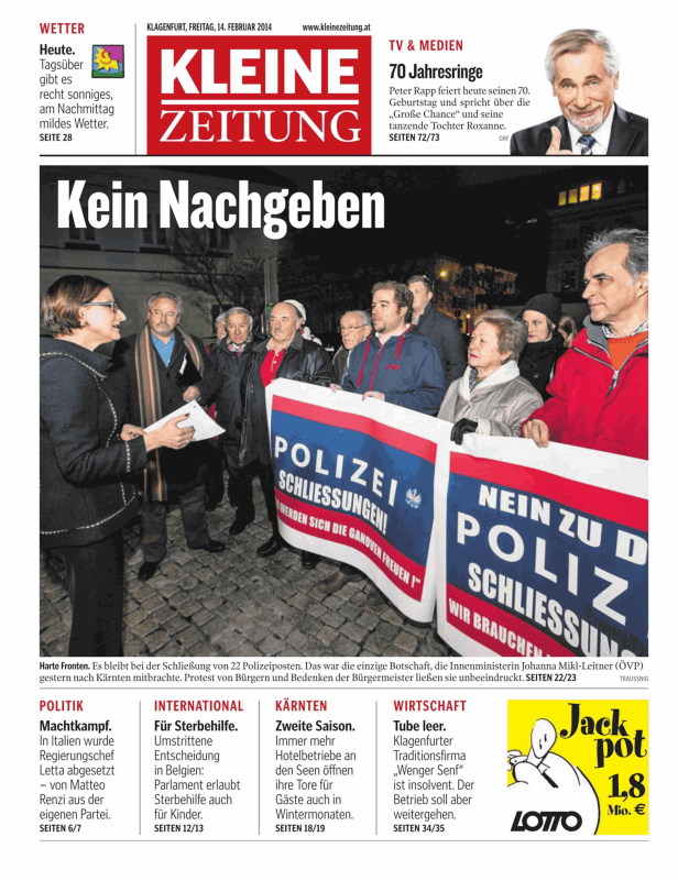 Demonstranten protestieren gegen die Schließung von Polizeistationen in Kärnten.