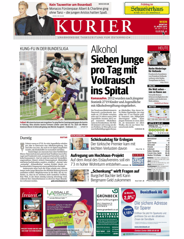 Ein Fußballspieler springt mit erhobenem Bein in einem Fußballspiel.