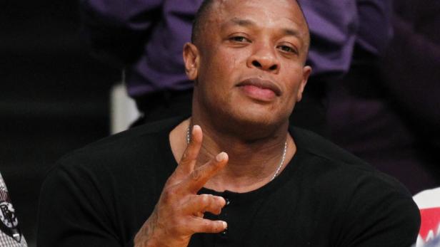 Dr. Dre in einem schwarzen T-Shirt zeigt mit der Hand ein Victory-Zeichen.