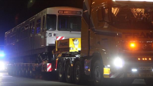 Ein U-Bahn-Waggon der Linie U4 nach Hütteldorf wird auf einem Tieflader transportiert.