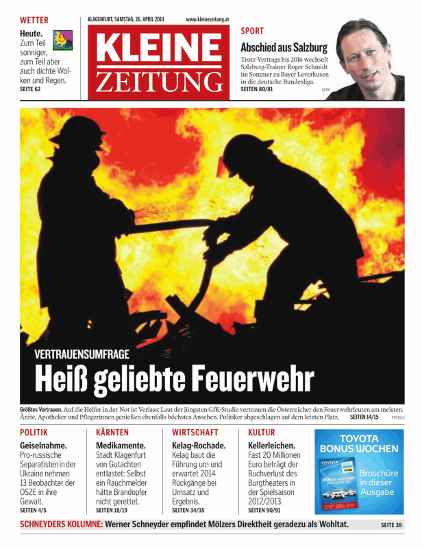 Ein Feuerwehrmann im Einsatz vor einem hellen Flammenmeer.