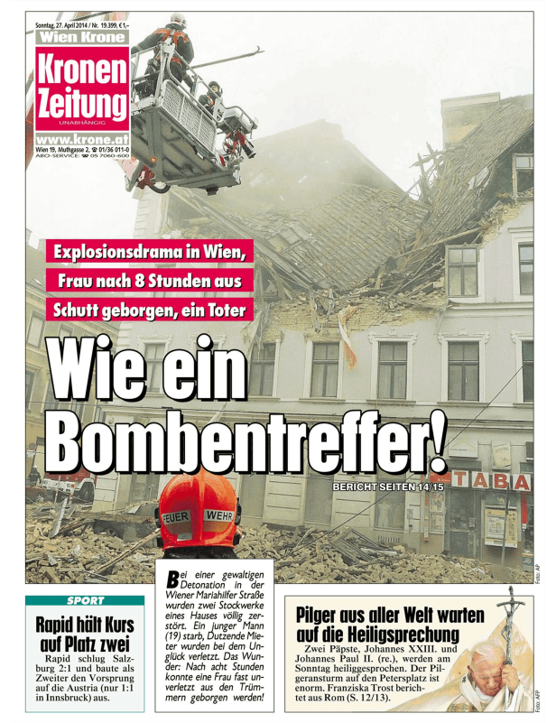 Ein zerstörtes Gebäude in Wien nach einer Explosion, Feuerwehrleute sind im Einsatz.